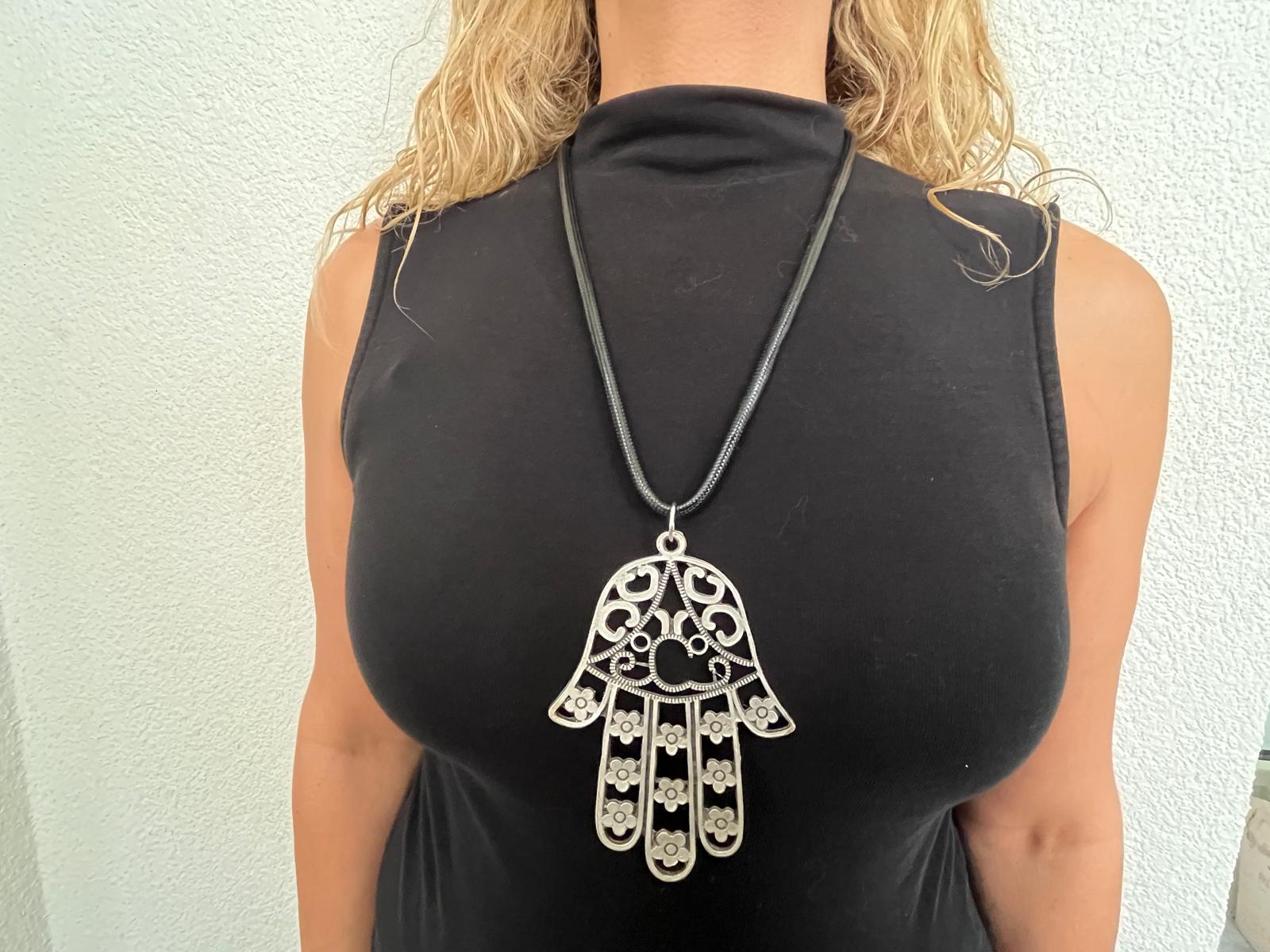 Fatma Ana'nın Eli Kolye