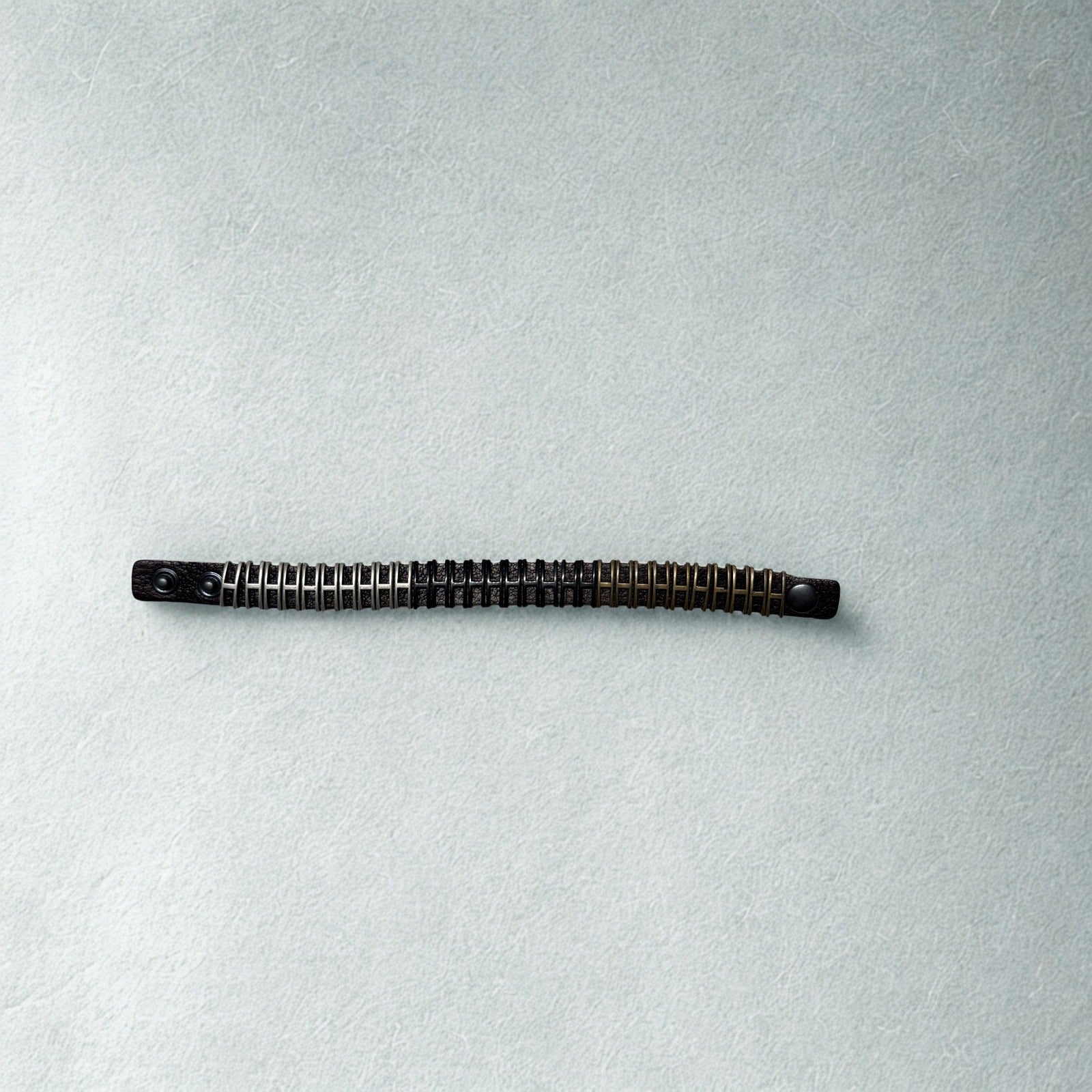 Metal Şerit Detaylı Deri Bileklik