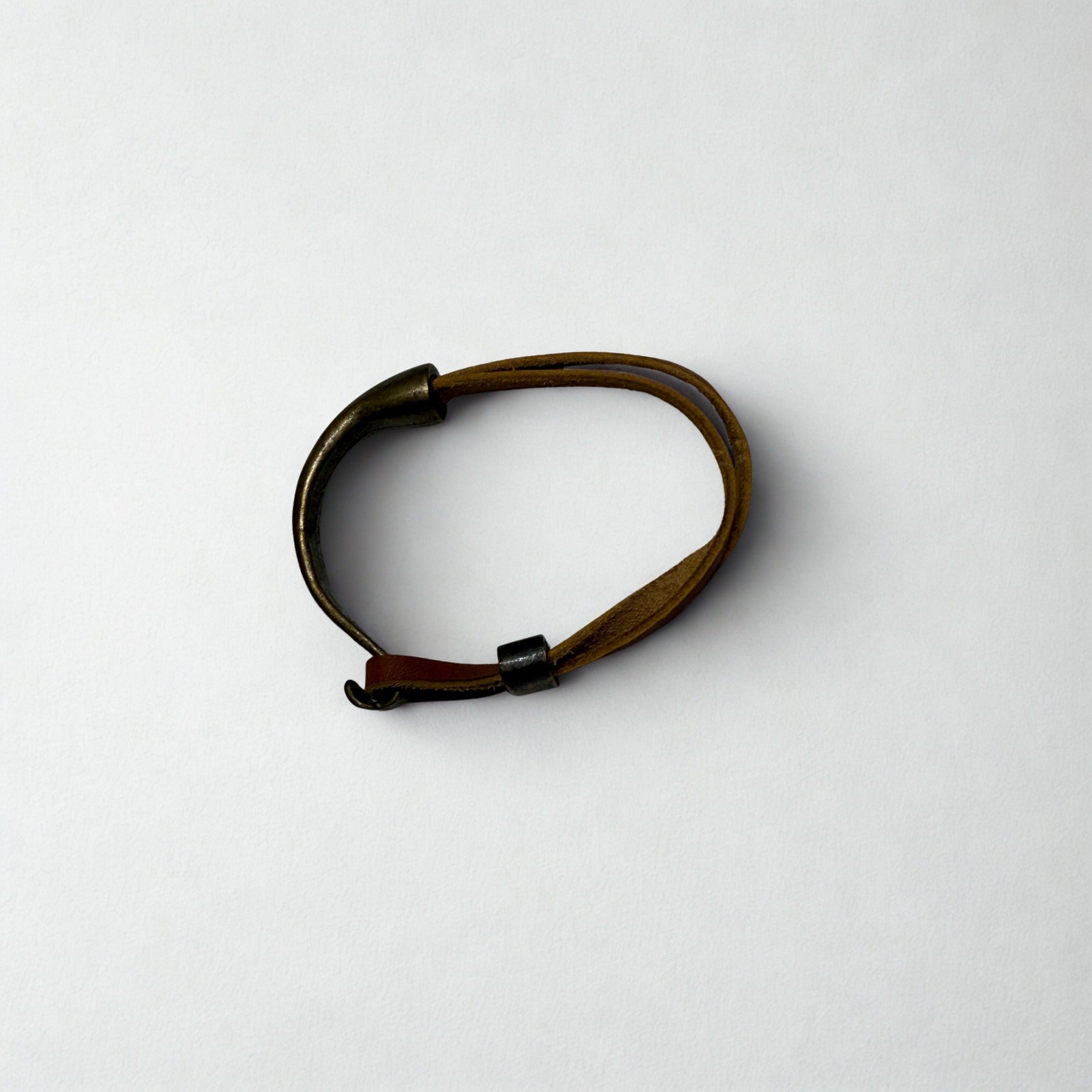 Metal Kancalı Kahverengi Deri Bileklik