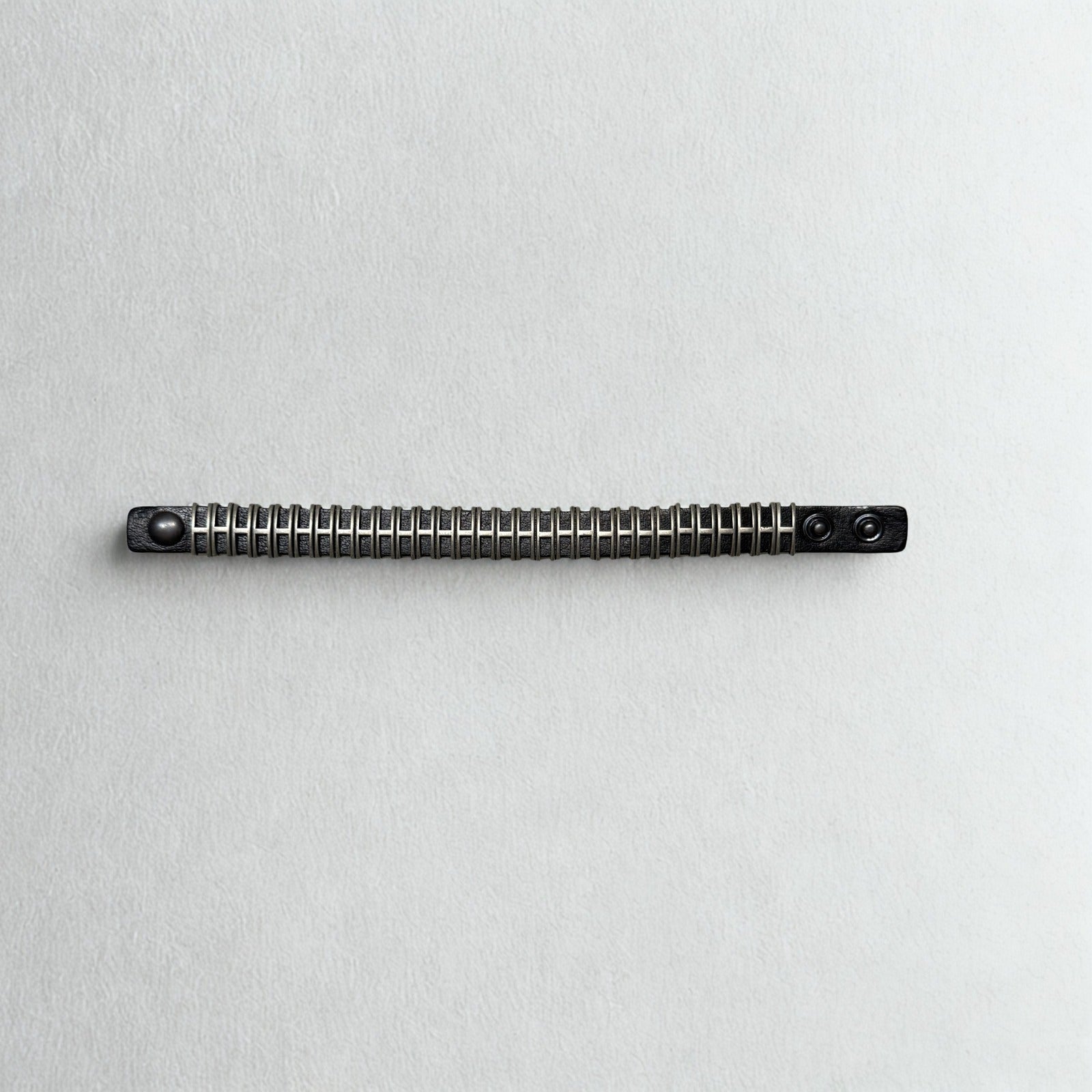 Metal Detaylı Siyah Deri Bileklik